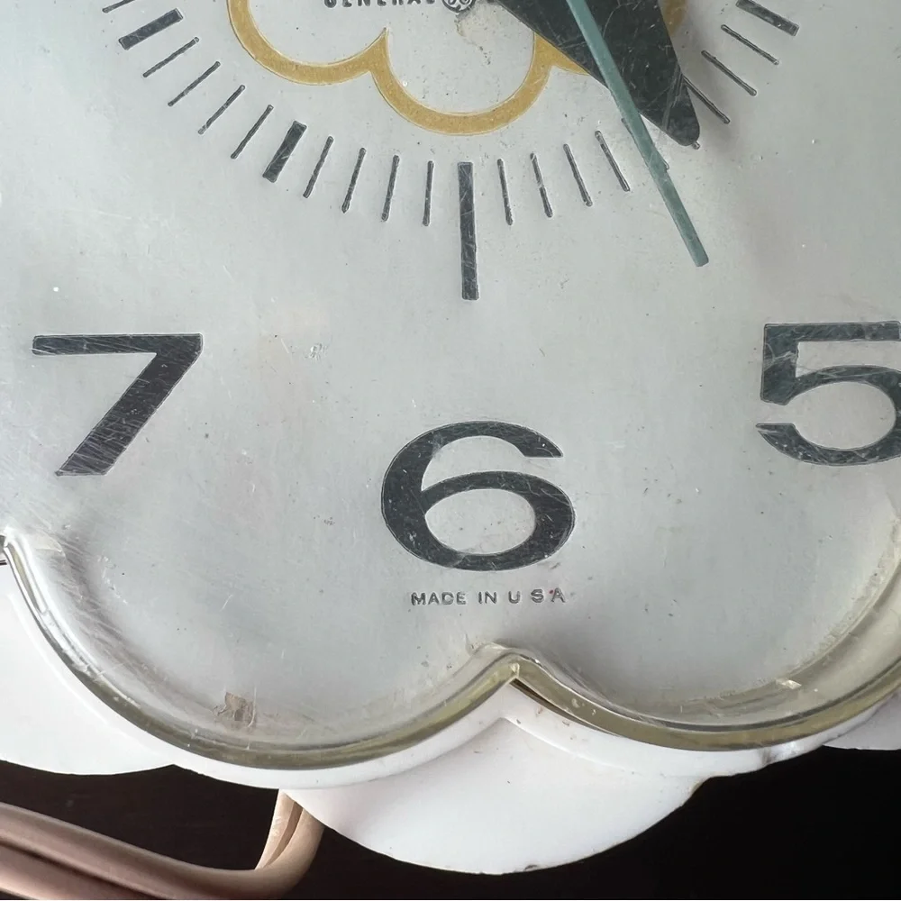 Vintage 1950's GE Electric Wall Clock, Daisy Flower, Novelty, Midcentury Decor